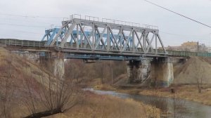 Электровозы ЧС7 с поездом№024Ш Одесса-Москва, грузовой поезд станция Нара(мост через реку)6.03.2020
