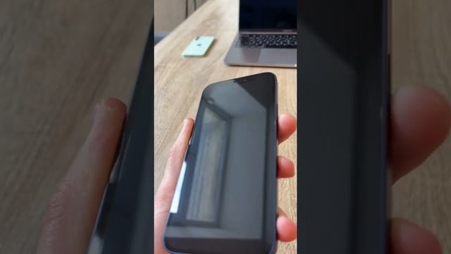 Использование iPhone без чехла и защитного стекла #Shorts смотреть онлайн