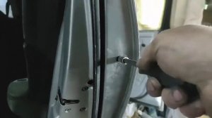 Как снять ручки двери Ниссан Примьера Р12.