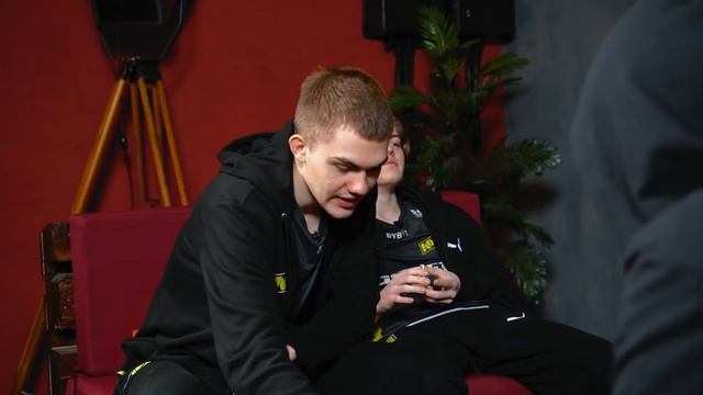 NAVI PUBG Mobile Играют в Карты Конфликта смотреть онлайн