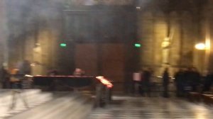 Служба в собор Нотр-Дам де Пари. Notre-Dam de Paris Cathedral.