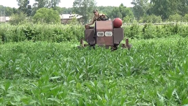 Прополка тыквы самодельным трактором 2016 г. смотреть онлайн