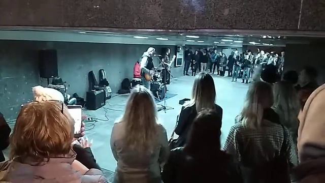 Уличные музыканты в подземке, на Арбате. смотреть онлайн