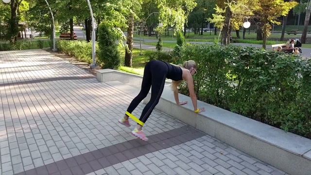 Тренировка с резинкой в парке/Workout training смотреть онлайн
