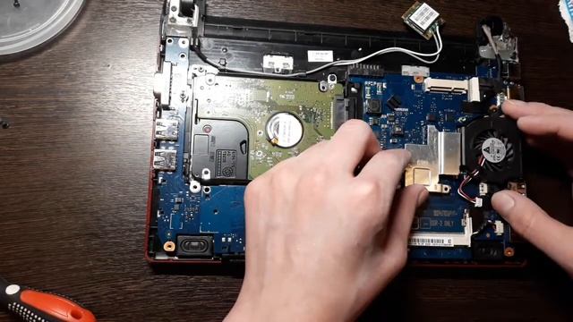 Разборка и замена термопасты Samsung n150 Plus смотреть онлайн