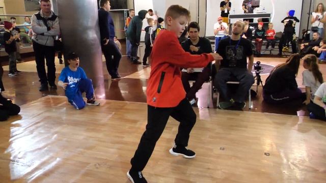 отбор 10-13 bgirl Milka vs bboy ? - брейкданс батл WINTER WARS 2020 смотреть онлайн