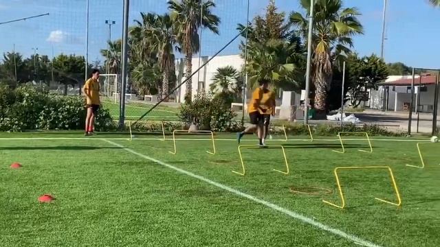 Футбольное упражнение на координацию, быстроту ног.#футбол #тренировка #traning #football #soccer смотреть онлайн