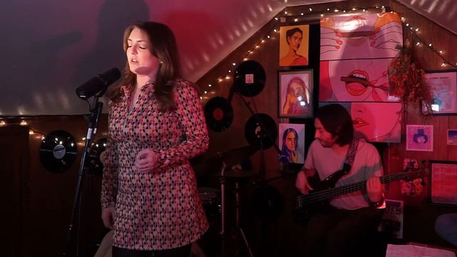 Kate Glaser sings "Everybody Talks" by the Neon Trees in the style of Postmodern Jukebox смотреть онлайн