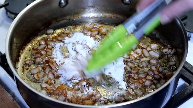 Идея для ужина. Оригинальный рецепт. Мясо в сливочном соусе с зелёным горошком смотреть онлайн