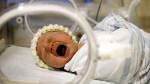 МЕДСЕСТРА забыла покормить ОТКАЗНОГО малыша, и он ТИХОНЬКО плакал один… смотреть онлайн