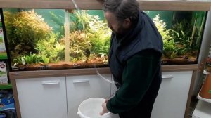 Как почистить аквариум с помощью грунтоочистителя