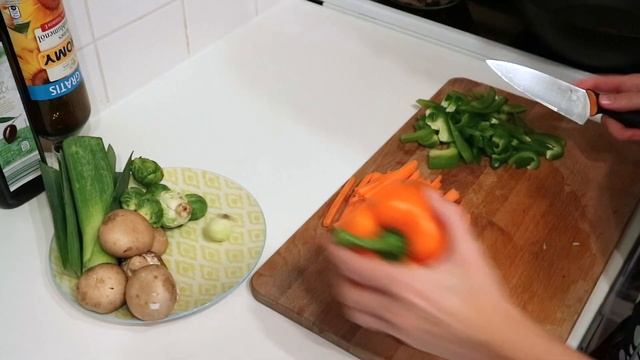 Рисовая лапша со свининой и овощами в кисло-сладком соусе в воке смотреть онлайн