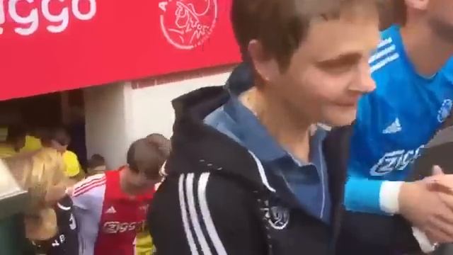 Ajax Players Walk Out Mums Onto Pitch In Mother'S Day Gesture смотреть онлайн