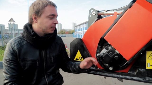 Дорожная фреза на экскаватор-погрузчик смотреть онлайн