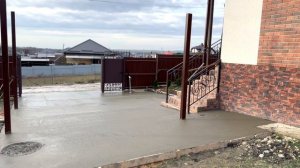 Залили бетонную площадку и сделали навес для машины