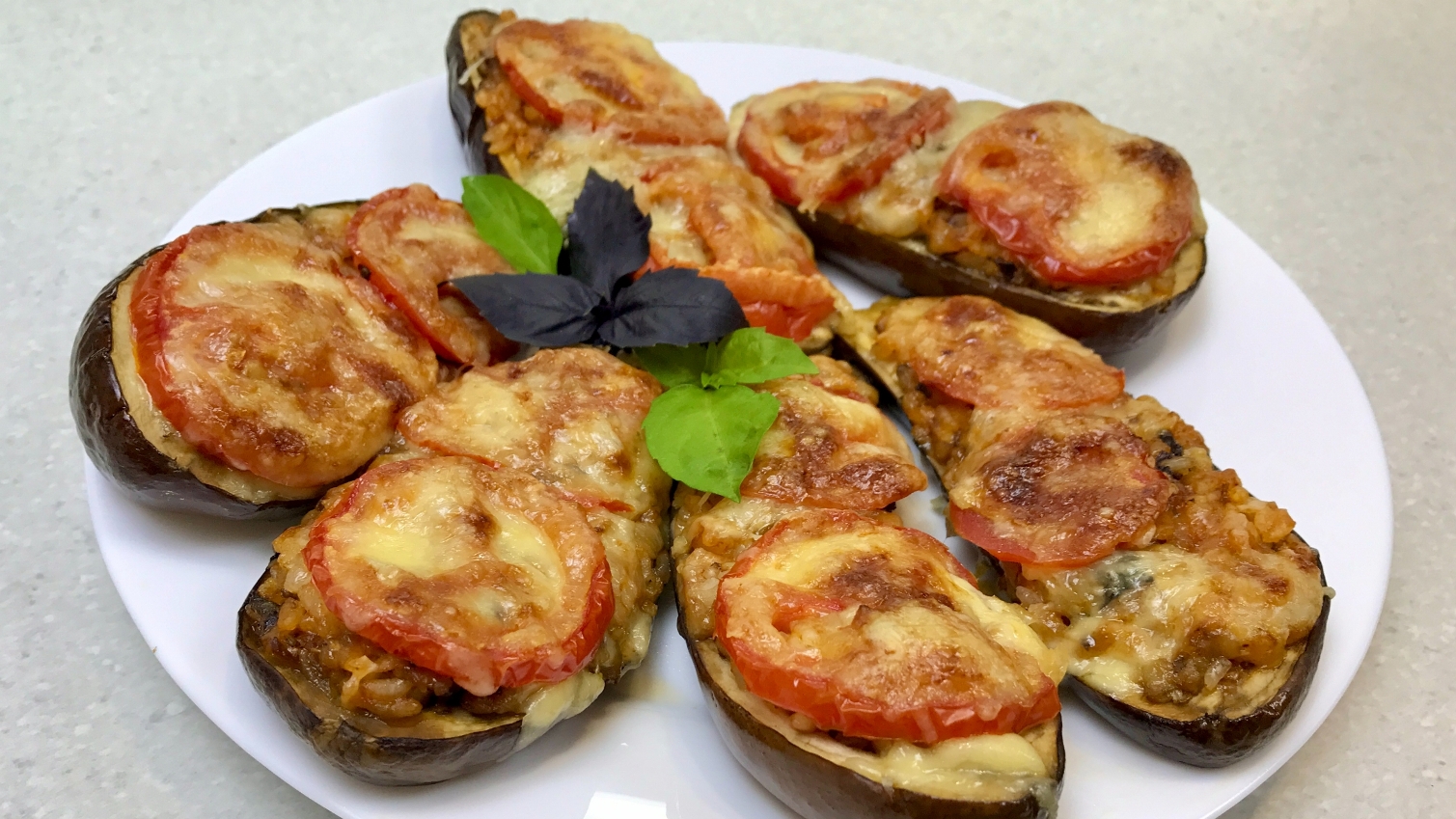 Баклажаны, фаршированные овощами. Вкусные баклажаны в духовке.mp4 смотреть онлайн