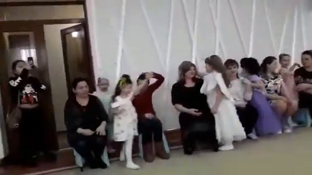 Песня и танец всем МАМАМ. смотреть онлайн