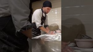 Как раскатать тесто для пиццы руками. Неаполитанское тесто мука caputo пицца 28 см пицца 30см #pizz