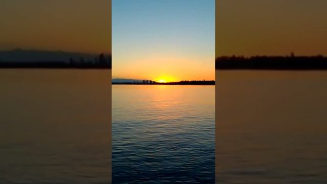 Закат#красота# на озере Иссык-куль# смотреть онлайн