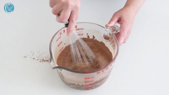 Soft Moist Light Fluffy Decadent Chocolate Cupcakes - ONE Bowl! смотреть онлайн