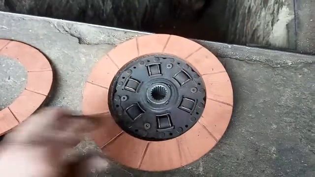 Замена накладки диска сцепления на mazda 323/ заміна накладки диска зчеплення (фередо) на mazda 32 смотреть онлайн