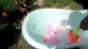 Водные бомбочки . Надуваем шары водой