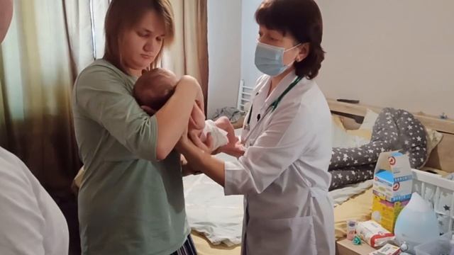 Патронаж новорожденного. Как подмывать мальчика. Включенный отец))) смотреть онлайн