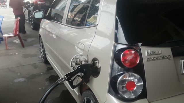 KIA MORNING MT 2011 - THỬ ĐỔ ĐẦY BÌNH XĂNG - O TO CU BINH DUONG смотреть онлайн