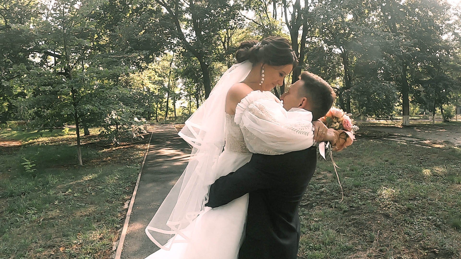 Молодожёны после загса на прогулке смотреть онлайн