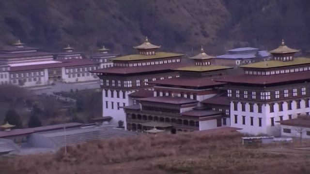 Дзонг в Бутане, в Тхимпху. Бутан - Королевство Счастья! смотреть онлайн