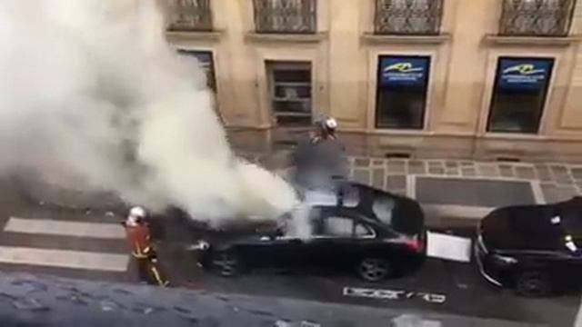 #Пожарные во Франции тушат машину. смотреть онлайн