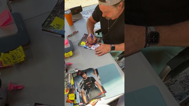 #TomWelling firmando autógrafos para los fans de #Smallville смотреть онлайн