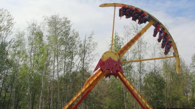Крики и визги на гигантских круговых качелях Марс 360 смотреть онлайн