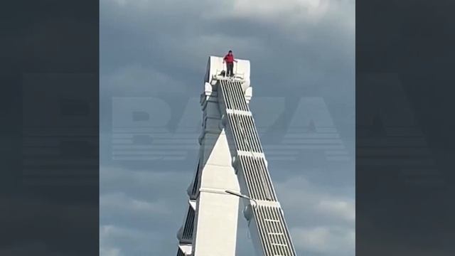 ❗Крымский мост перекрыт из-за самоубийцы В Москве мужик угрожает прыгнуть, а сотрудники экстренных смотреть онлайн