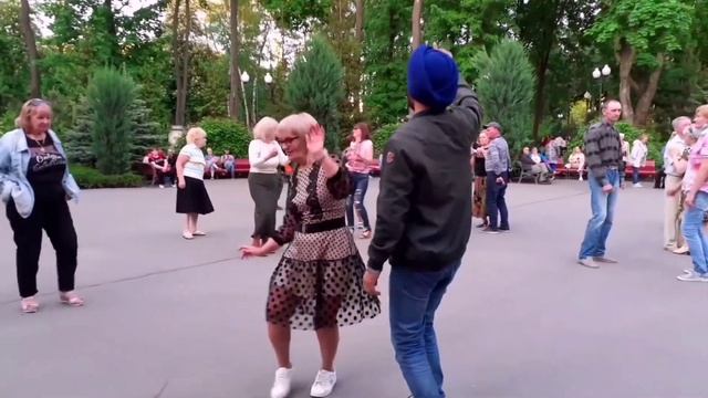 ПРИНОСИЛ ТЫ МНЕ БУКЕТЫ АЛЫХ РОЗ! ТАНЦЫ В ПАРКЕ ГОРЬКОГО ХАРЬКОВ СЧАСТЛИВЫЕ ДНИ смотреть онлайн