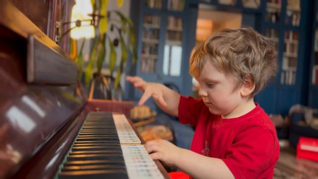 Gavriil Tries To Sing Notes - Пробует петь нотки