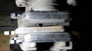 Замена передних тормозных колодок Renault Sandero Stepway