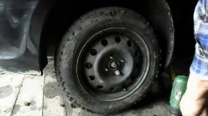 Снимаем колесо с помощью шуруповёрта.