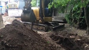 Копка траншеи под прокладку водопровода мини экскаватором