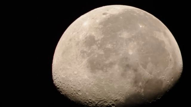 Passing Moon recorded with Pentax K7 смотреть онлайн