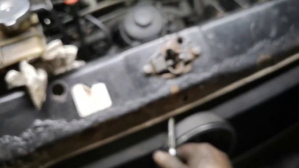 Открытие капота VITO 638 если оборвало трос или же он спал с крепежа