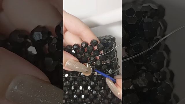 Крепим магнитную кнопку. У меня бусины 8мм, кнопка 1,4мм #handmade #beads #beadedbag #tutorial смотреть онлайн