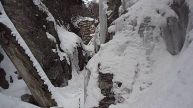 В ущелье замерзший водопад смотреть онлайн