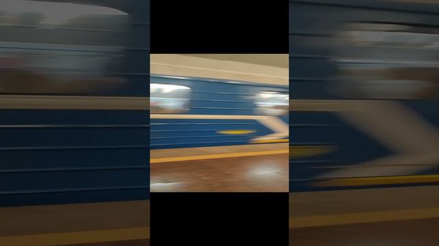 отправление состава 81-717 номерной со станции „октябрьская" Минского метрополитена. смотреть онлайн