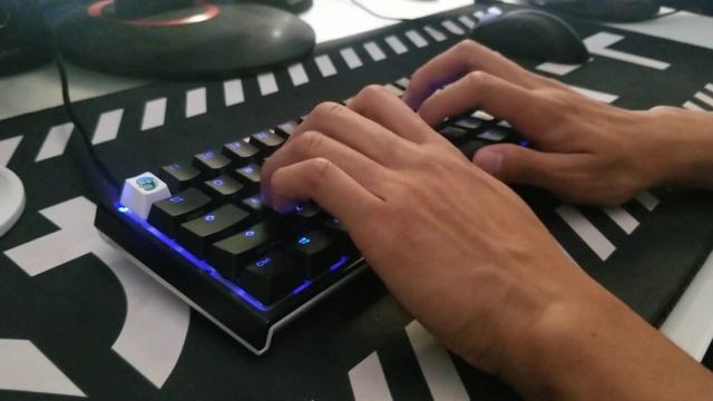 Ducky One 2 mini with lubed Drop Holy Pandas смотреть онлайн