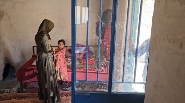 Iran's nomadic life: help of a benevolent man to complete the nomadic shelter