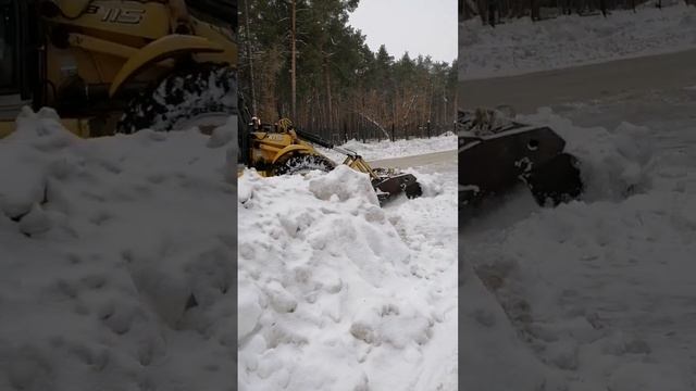 🎬НОВОЕ ВИДЕО! ВОТ КАК НУЖНО УПРАВЛЯТЬ ТЕХНИКОЙ 👍🤩❄️ #зима2024 #уборкаснега #winter #проффесионал смотреть онлайн