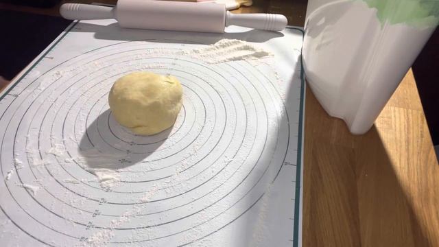Простые и нежные рогалики по маминому рецепту . Вкуснятина из детства. смотреть онлайн