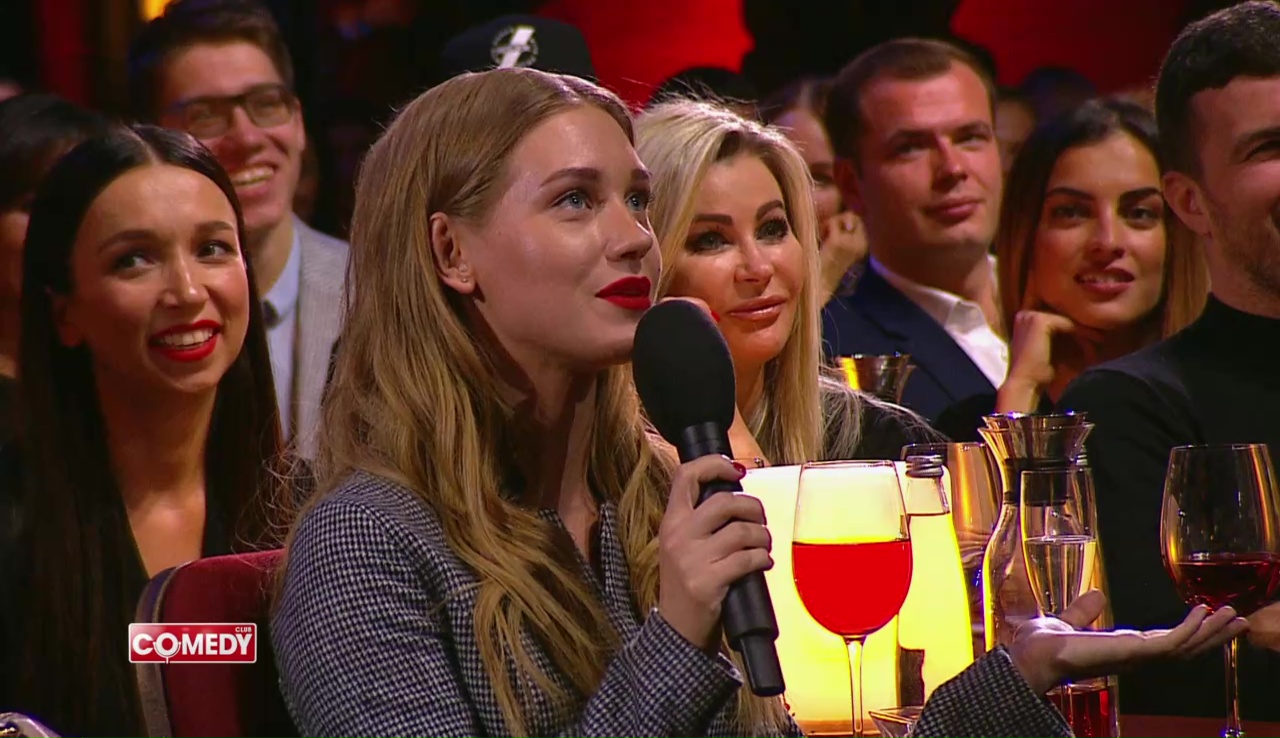 Кристина Асмус в Comedy Club (14.12.2018) смотреть онлайн