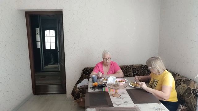 Моя сусідка принесла ОБІД. Життя на пенсії в приватному будину у місті. УКРАЇНА. смотреть онлайн